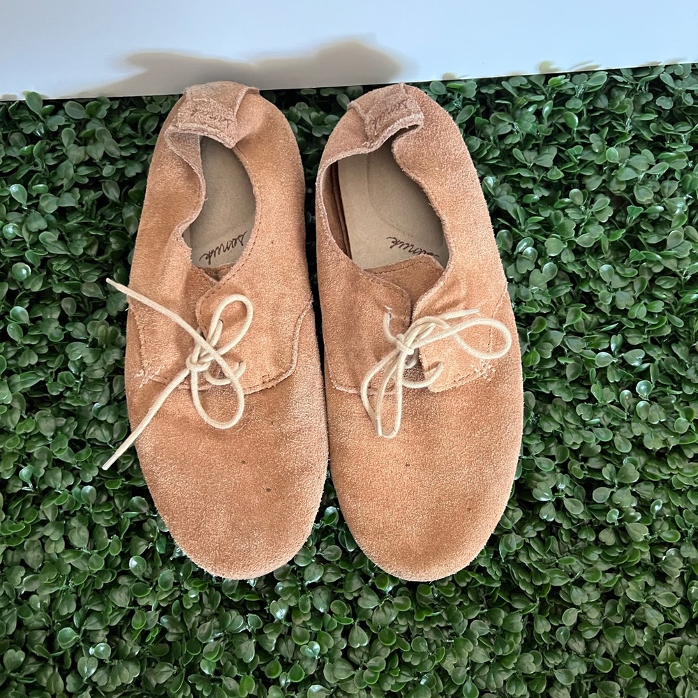 Sanuk size 8 suede lace up moccasin.